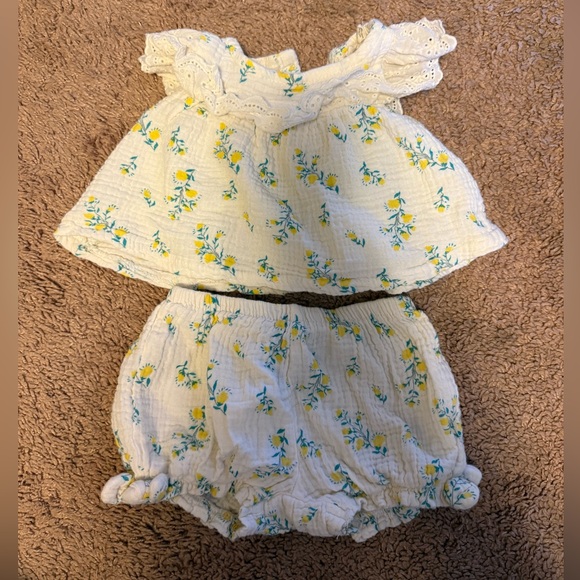 Jessica Simpson White and Yellow Floral Baby Set - Picture 1 of 2